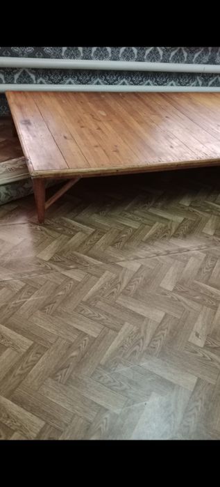 Продаётся стол для гостей