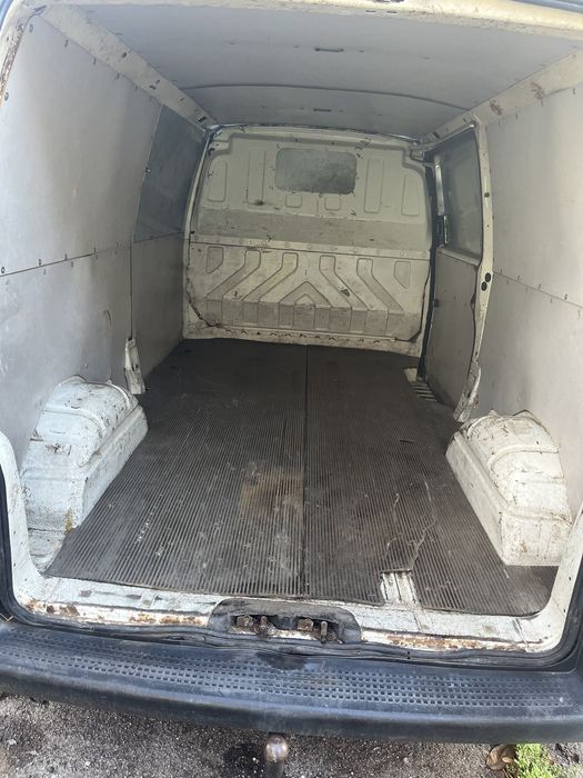 Продавам личния си автомобил