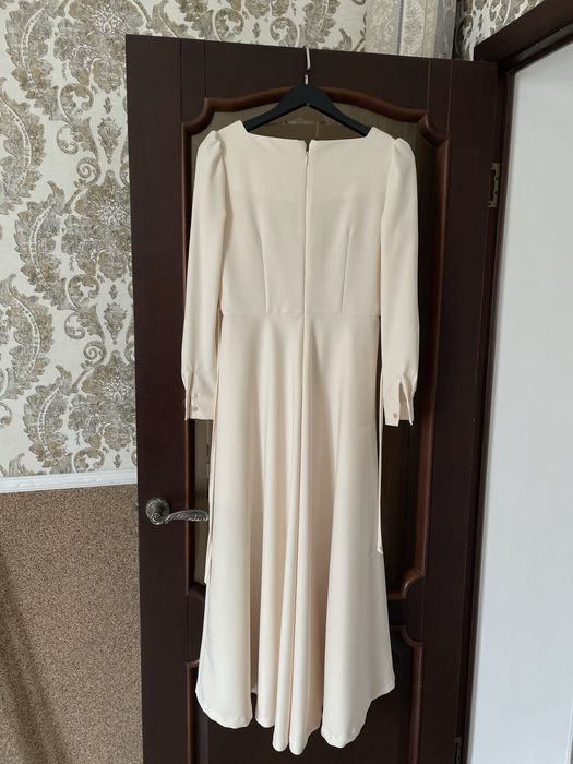 Платье вечернее, молочного цвета. надевалось 1 раз