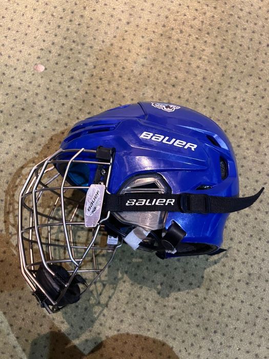 Хоккейный шлем синий и черный