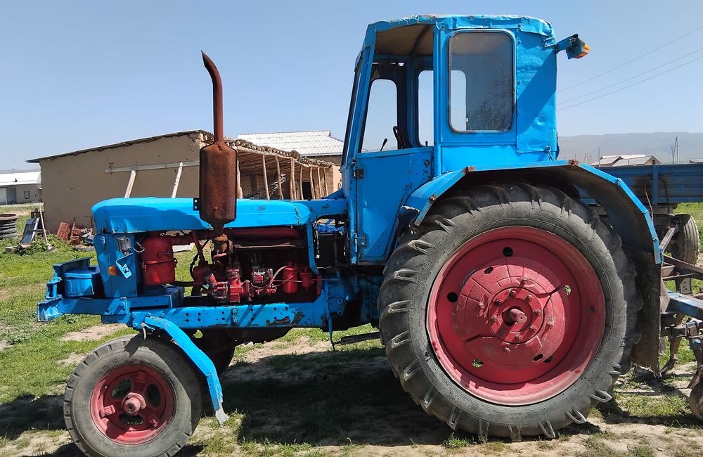 T 28 Traktor chizili bilan sotiladi.