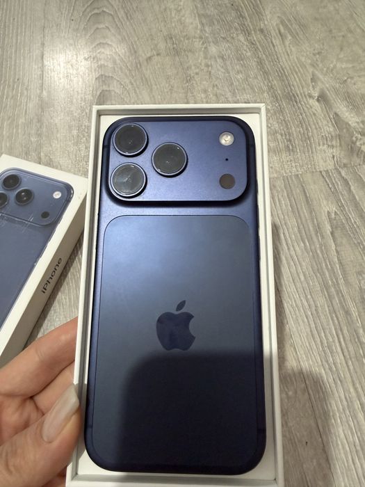 Продам iphone 17 pro blue 256 gb