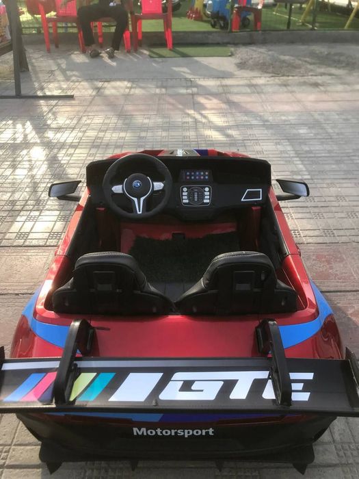 BMW bolalar mashinasi