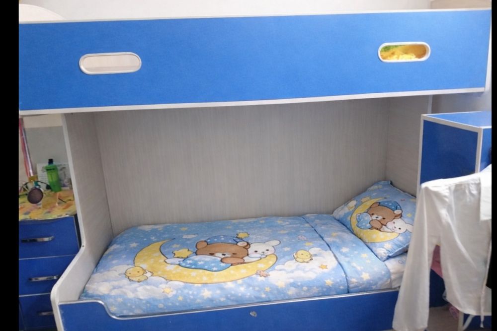 Продаю комплект, кровать+ стол+2 маленьких шкафчика и лестница