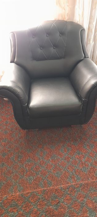 Kreslo divan yahshi xolatda