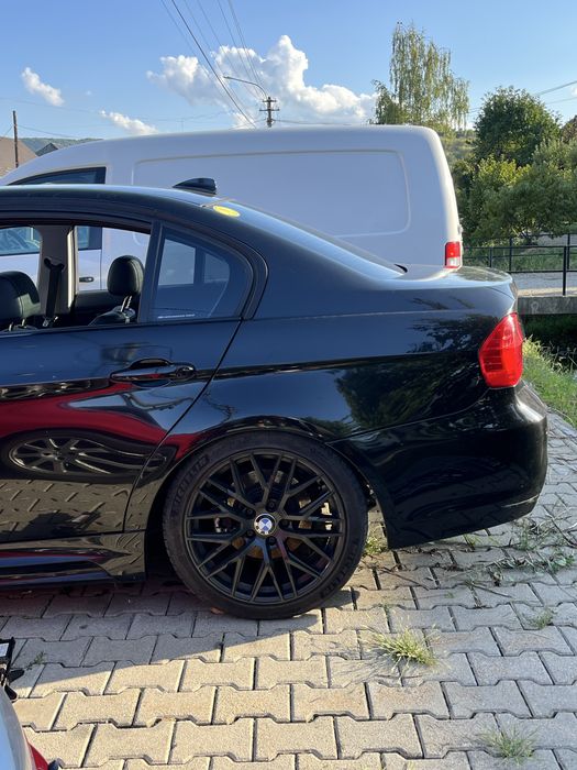 BMW E90 facelift 320i