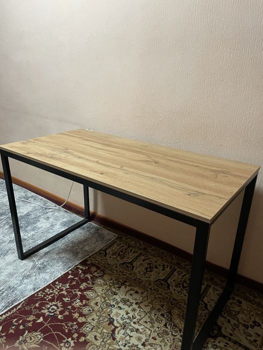 Stol, metal karkasli, yog’ochdan ishlangan