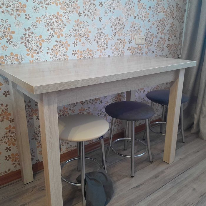 Кухонный стол и три табуретки.