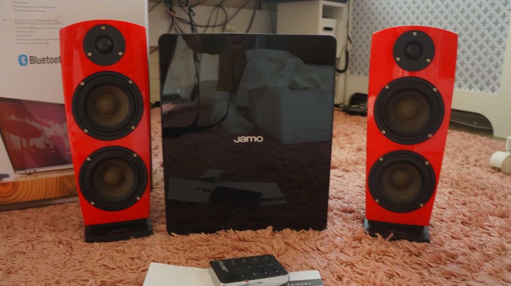 Vând sistem audio JAMO DS7, elegant, culoare rosu si negru, 2 sateliti + 1 woofer, 120W RMS - stare excepțională