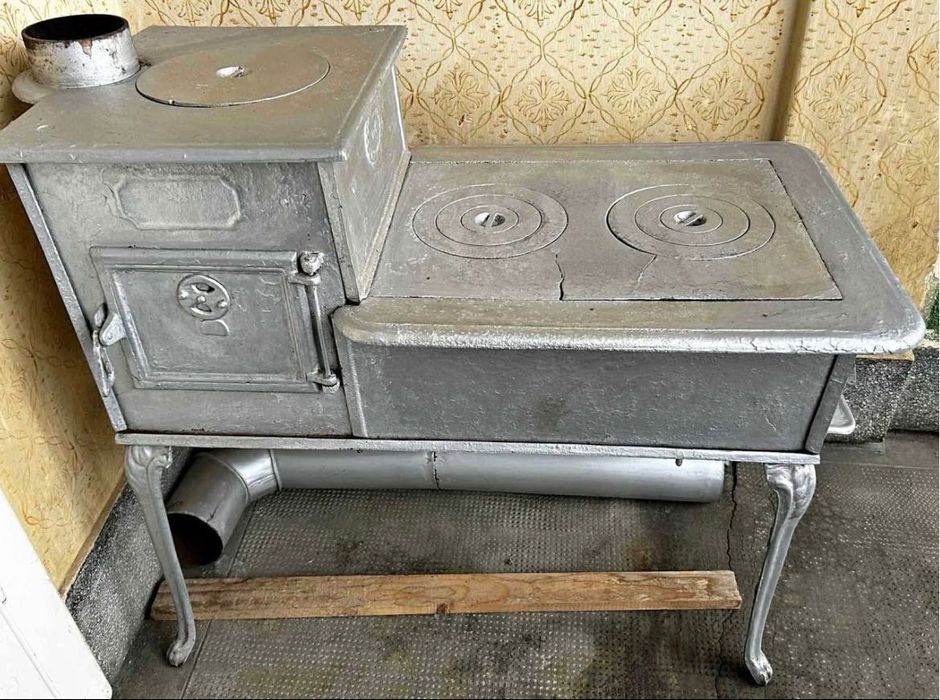 Sobă veche din fontă