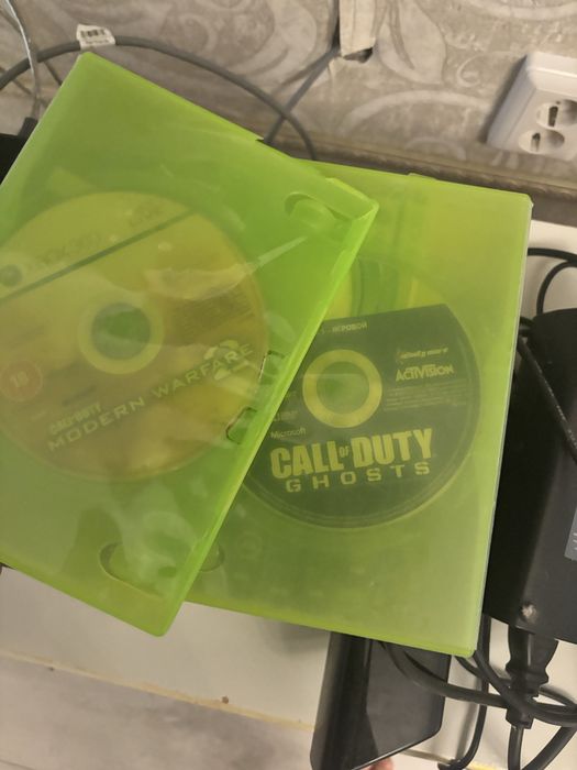 Xbox 360e 11 игр полная комплектация и геймпад подробности в описании