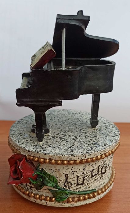 Музикална кутия с пиано / Emperor - за 15 €вро