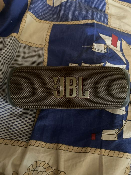 Продам jbl колонку в отличном состоянии
