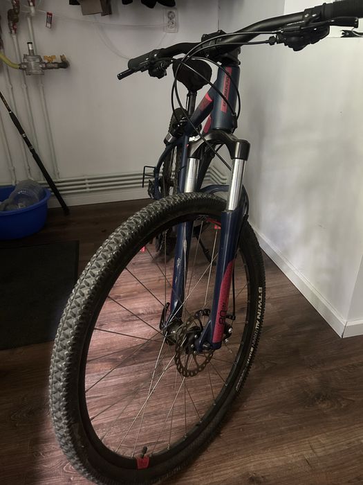 Vând bicicletă Rockrider ST 520, roți 27.5”, aflată în stare estetică și tehnică foarte bună. Bicicleta a fost întreținută și funcționează impecabil