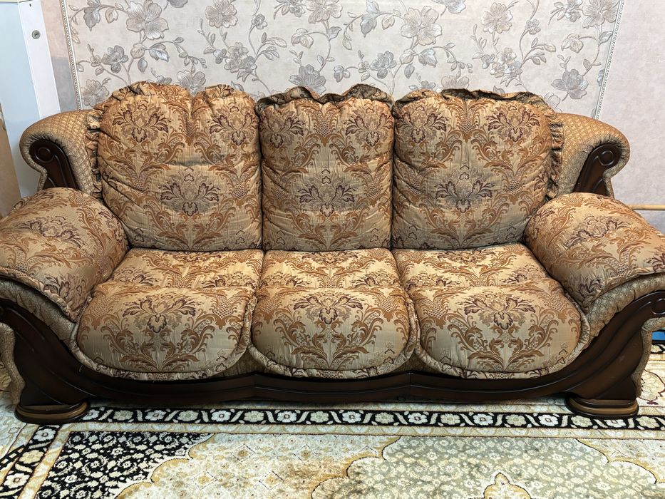 Продам диван с двумя креслами