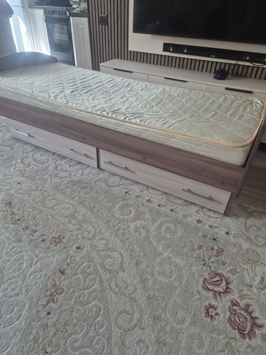 Полтарашка кровать