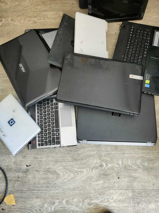 Lot 10 laptopuri incomplete cu diferite defecte pentru piese