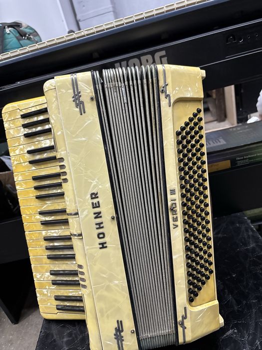 Acordeon Hohner Verdi 3 cu 120 de basi clapa scurta