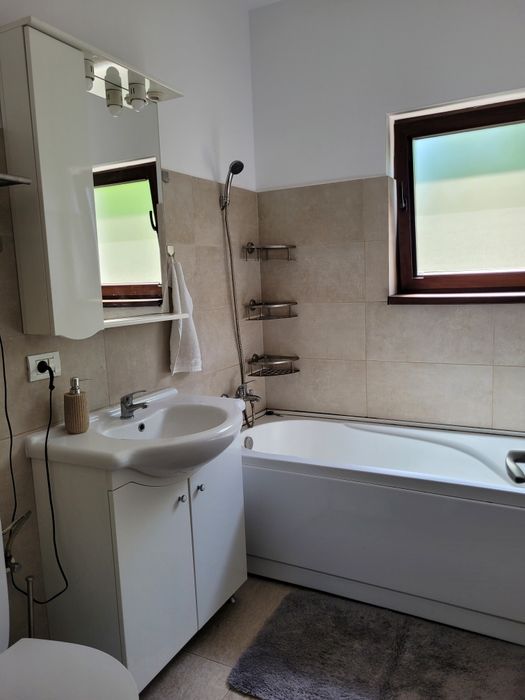 Închiriez apartament