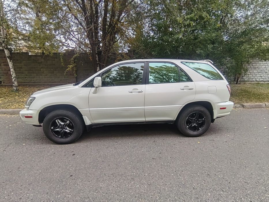 Машина Lexus RX 300