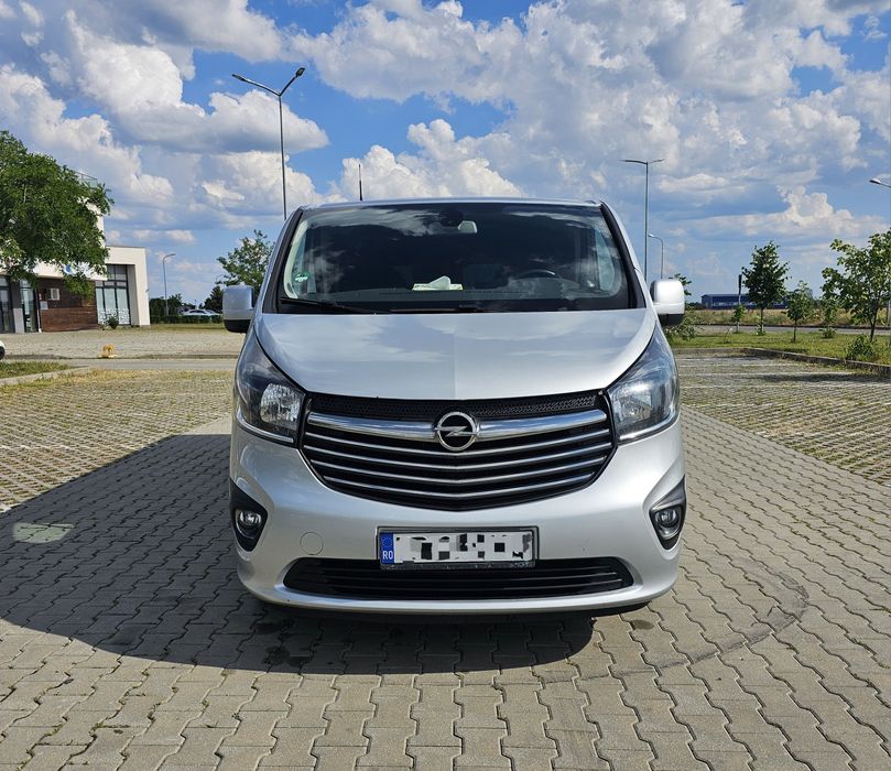 Inchiriez microbus 8+1 locuri