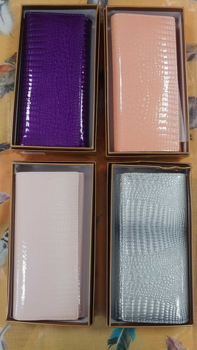 Дамски портмонета от естествена лакирана кожа.Разни модели и цветове.