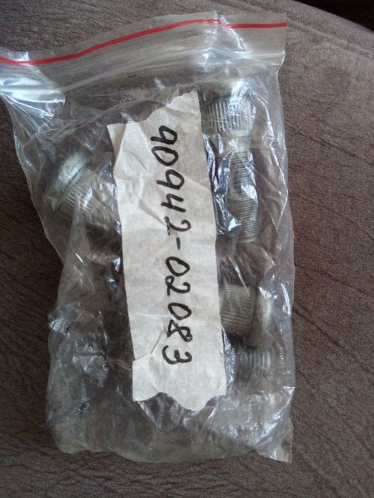 Продам шпильки для Ленд Крузер 200