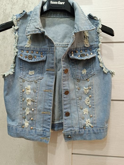 Джинсовая жилетка на девочку