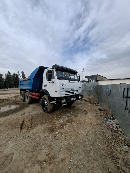 Kamaz samasval ishlab turgan moshina