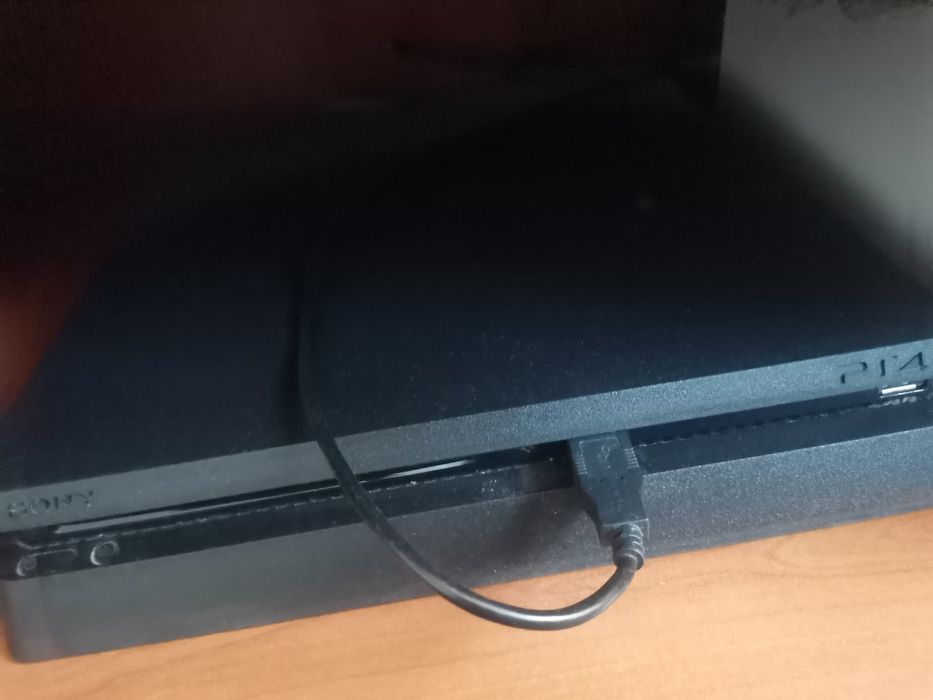 Продавам ps 4 + игри