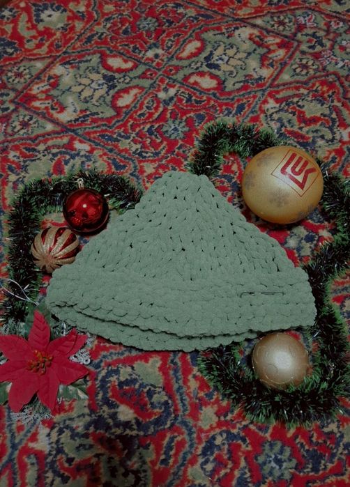 Вязаная шапка ручной работы (женская)