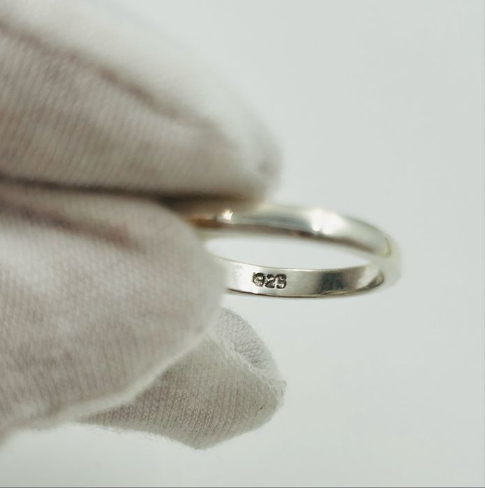 сребърен пръстен, инкрустиран рубини, изумруди и гранати