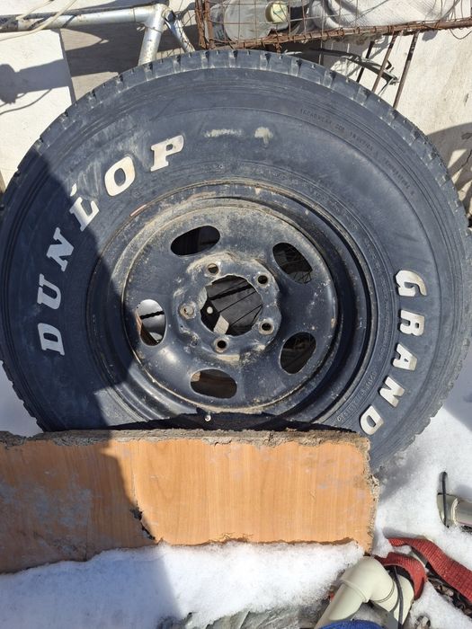 Покрышка с диской накаченный  для внедорожника