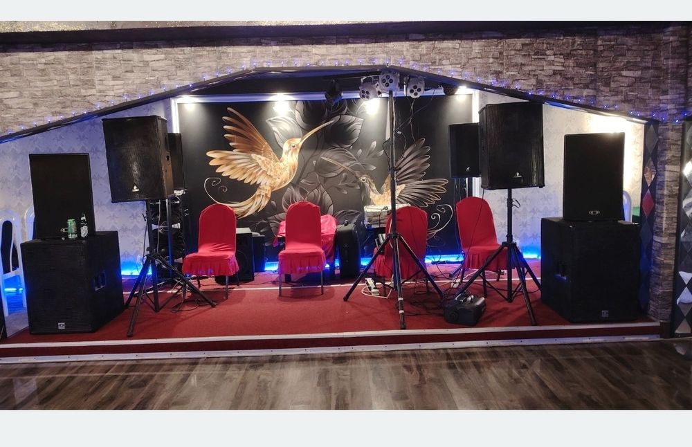 MC și DJ, sonorizare ,schela lumini profesionale, scena, mașină de fum