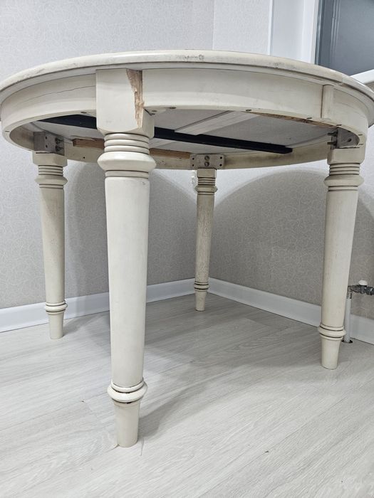 Продам стол круглый и 4 стула