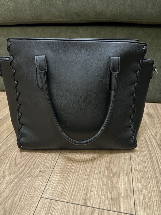 Черна чанта с леки забележки по дръжките