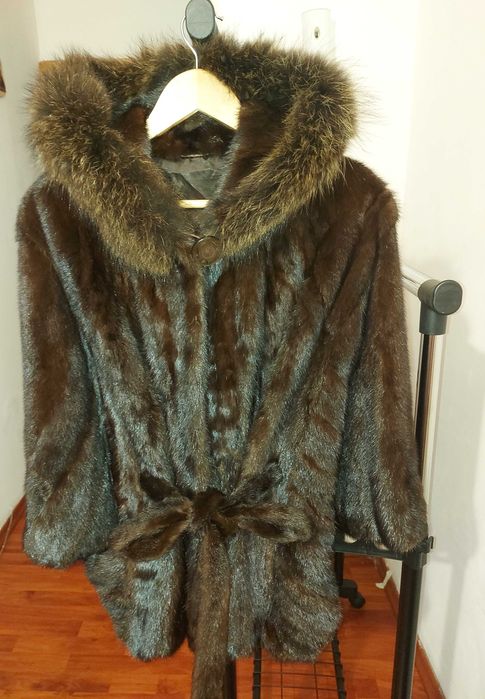 Blană cu glugă din vizon,nouă,  model deosebit, nouă