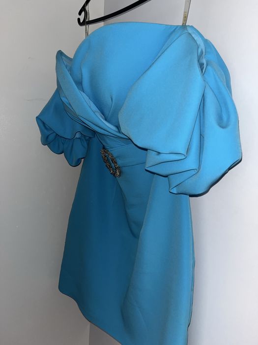 Rochie cu umeri cazuti si maneci bufante