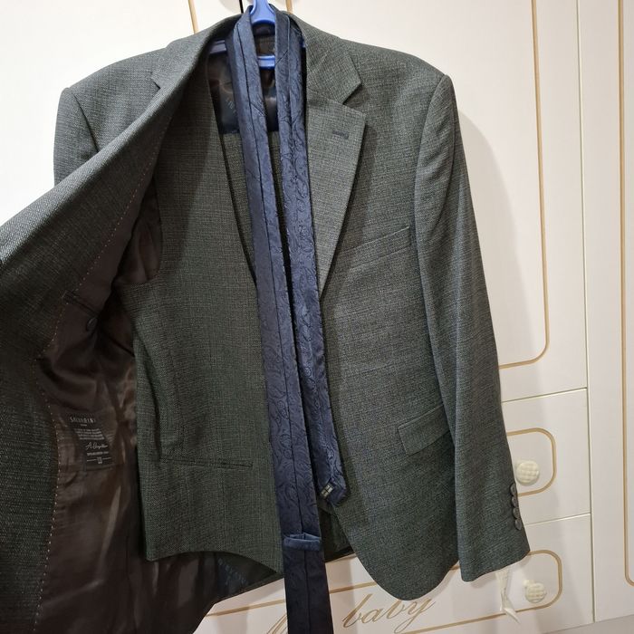 Брючный костюм с жилетом и галстуком на свадьбу