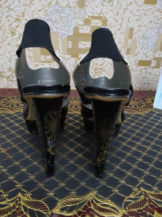 Босоножки на высоком каблуке 3 пары разм.35-36