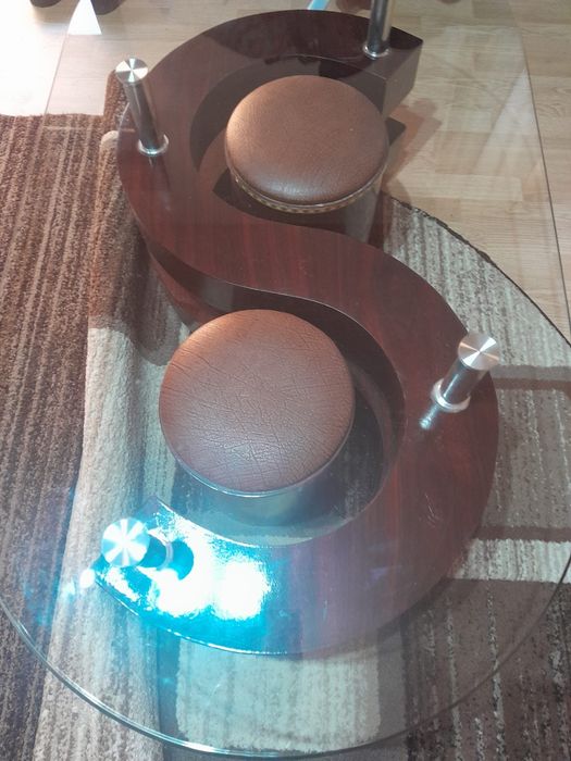 Vând mobila de sufragerie cu doua fotolii si o măsuță in stare foarte!