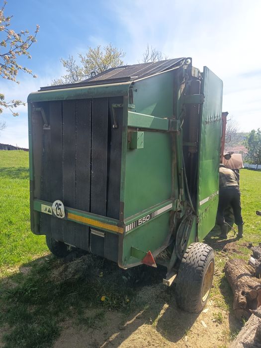 Vând presa baloți rotunzi John Deere 550