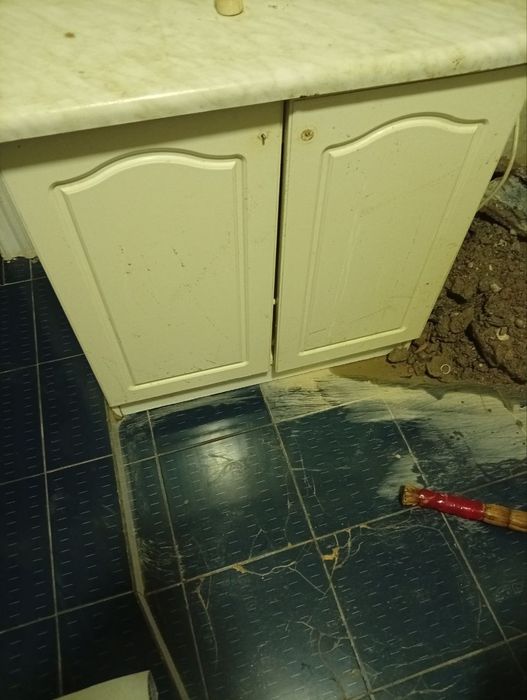 Kuxiniy ugalok va shkaflar xamasi sotiladi