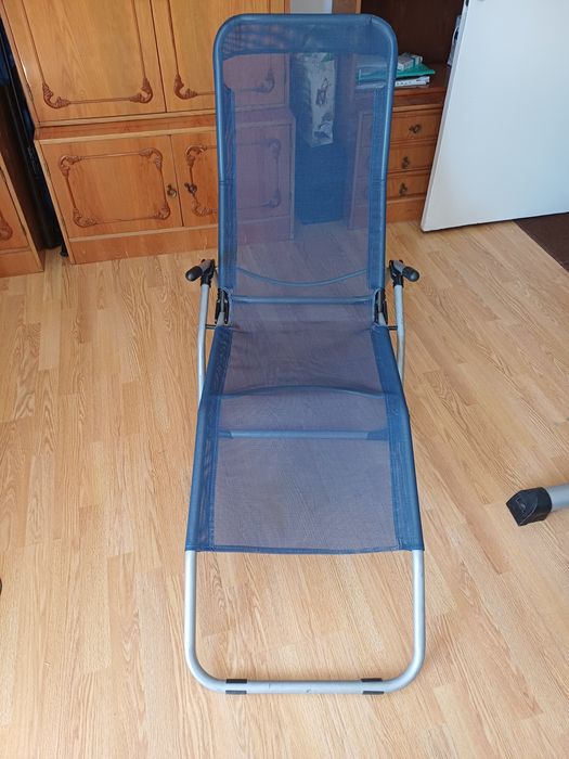 Vînd sezlong pliabil.