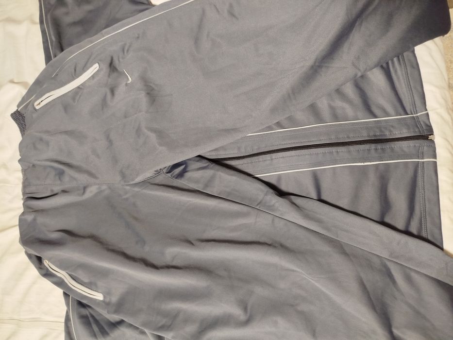 Продавам анцунг " Nike" L