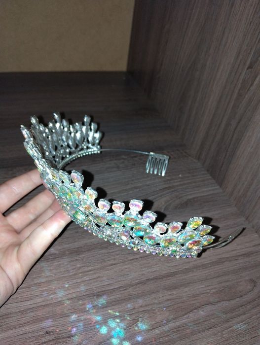 Короната се продава