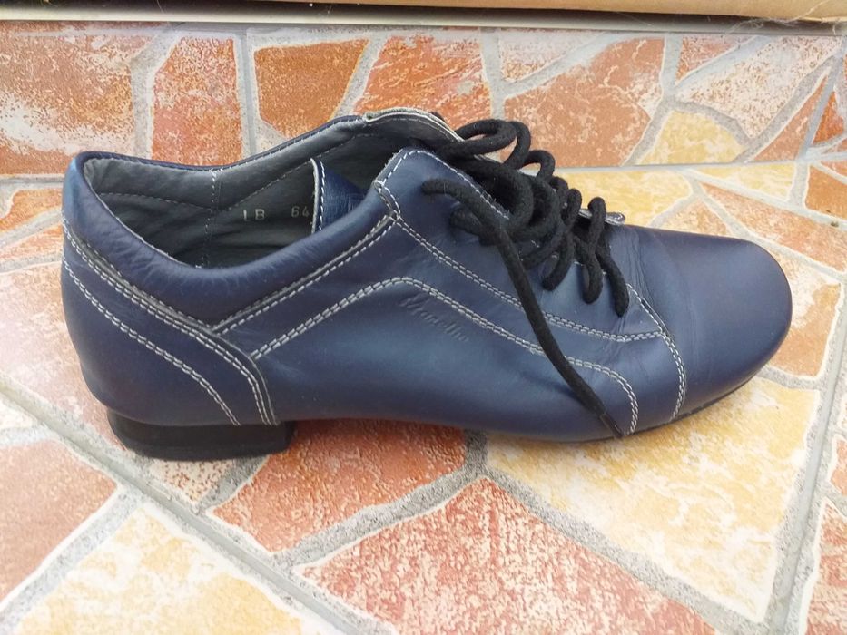 Pantofi comozi, din piele. Marimea