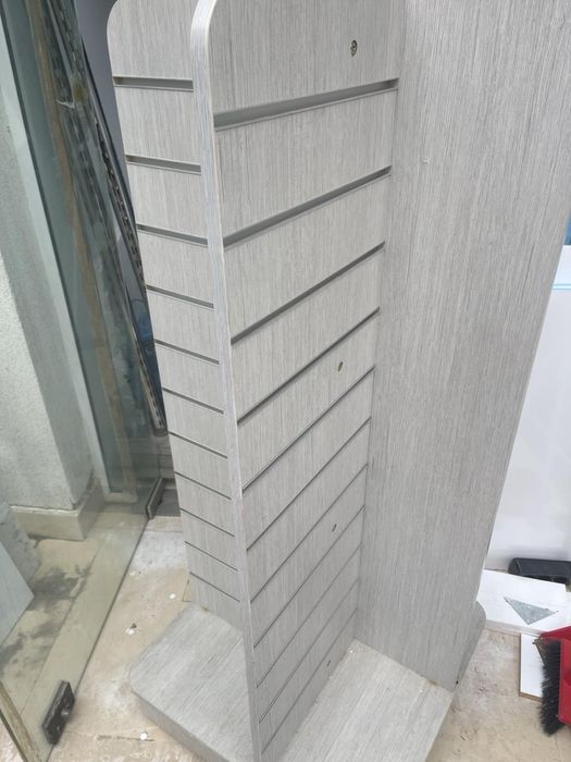 Щанд - витрина височина 137 см- канал пано- основа квадрат 56 см