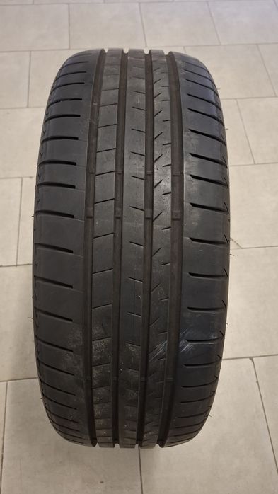 Единична лятна гума Bridgestone 235 45 20