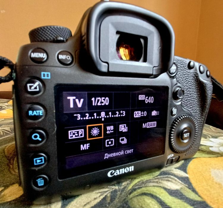 CANON EOS 5DS
50.6 MP Full-Frame CMOS